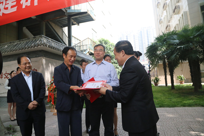 经理陈万强代表公司向客座教授颁发聘书